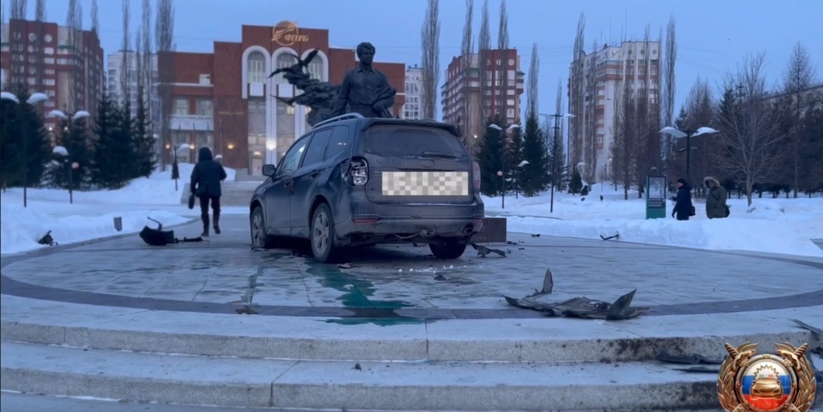 В Уфе водитель, лишённый прав, наехал на памятник Мустаю Карим