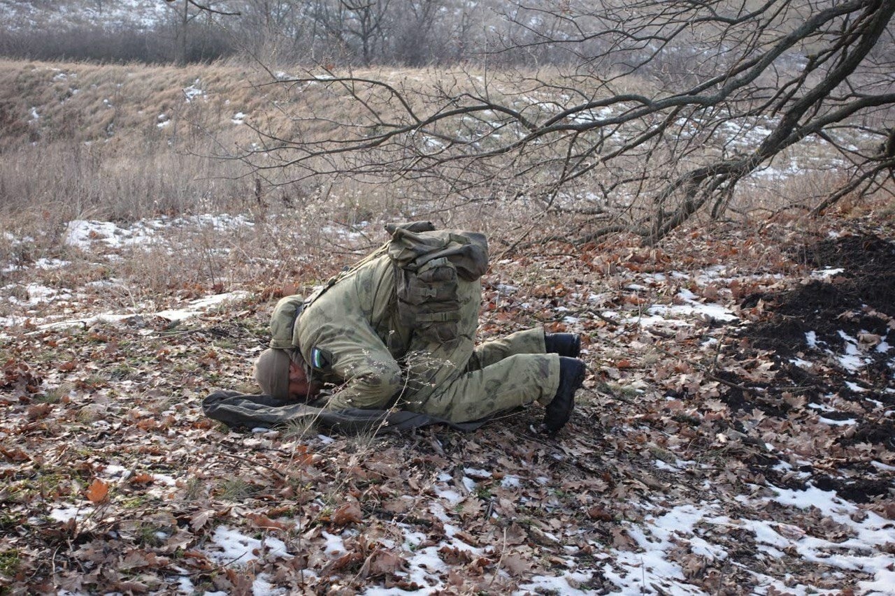 Бойцы башкирского батальона имени Шаймуратова совершают намаз в перерывах между боями