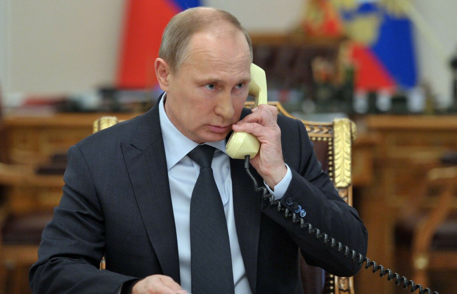 Путин поговорил по телефону с Макроном