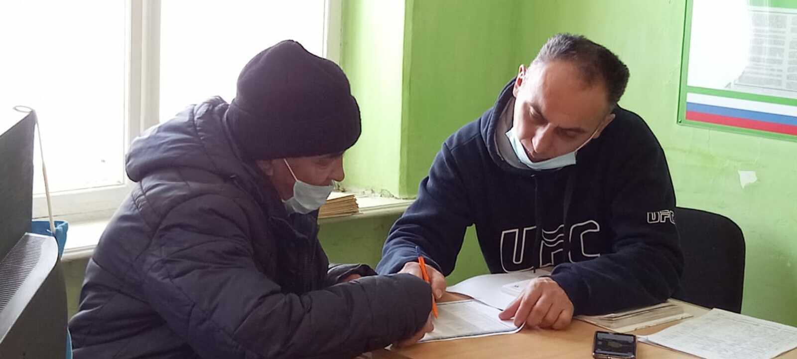 Жителям одного из сёл Баймакского района Башкирии продолжают раздавать гуманитарную помощь