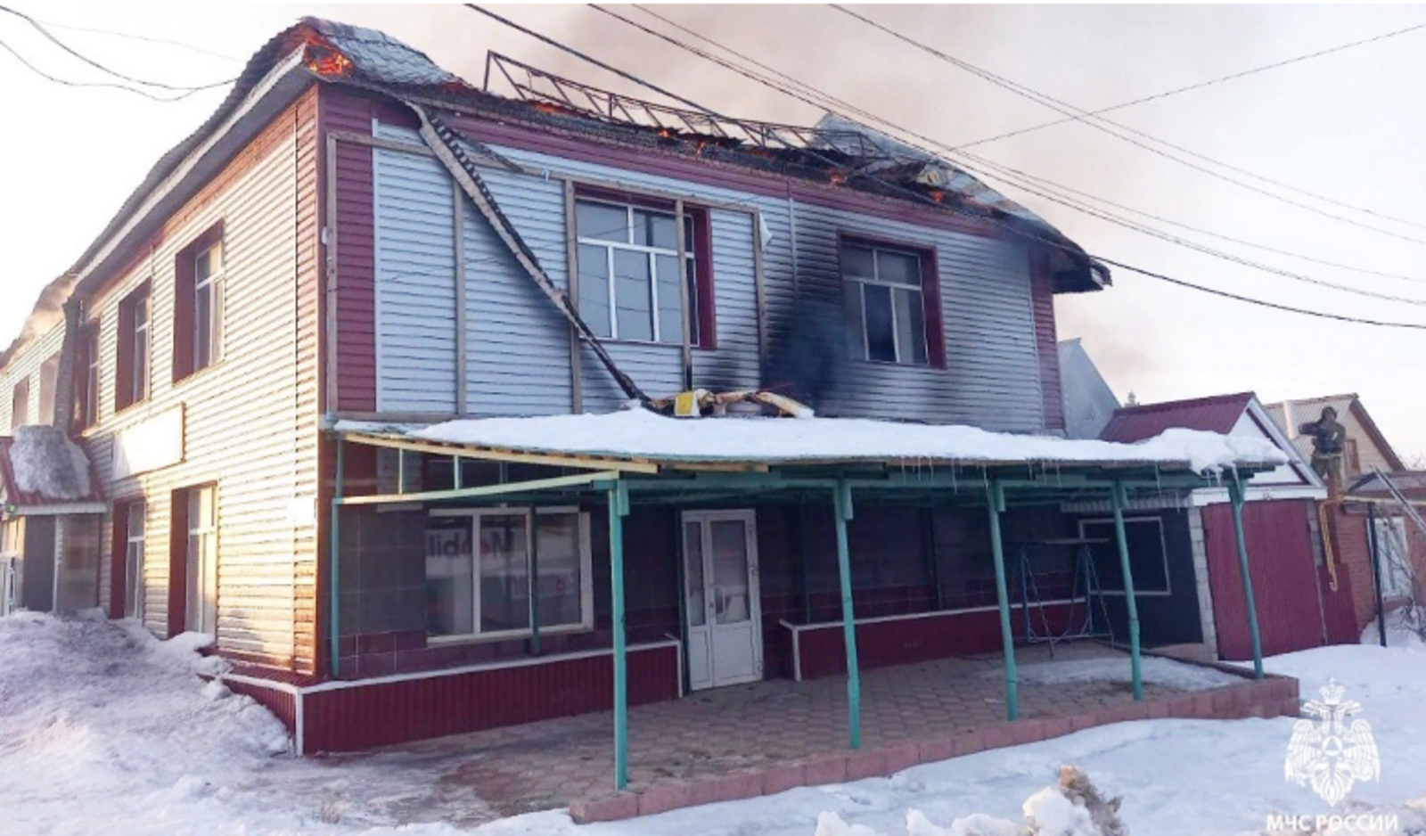 В башкирском Баймаке загорелась кровля двухэтажного магазина