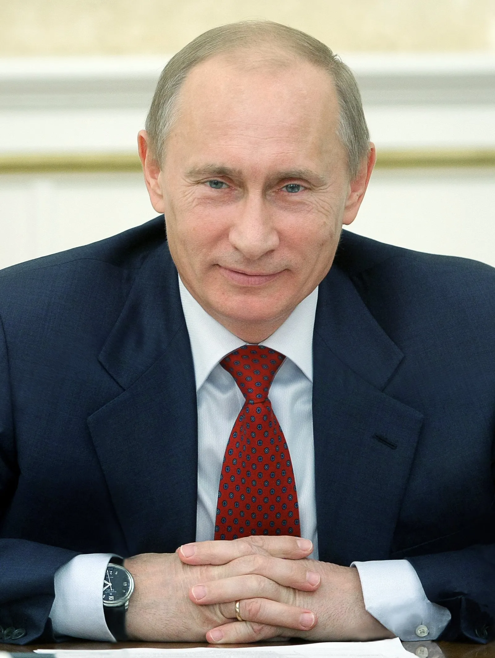 Путин поручил снизить документационную нагрузку для учителей и медиков