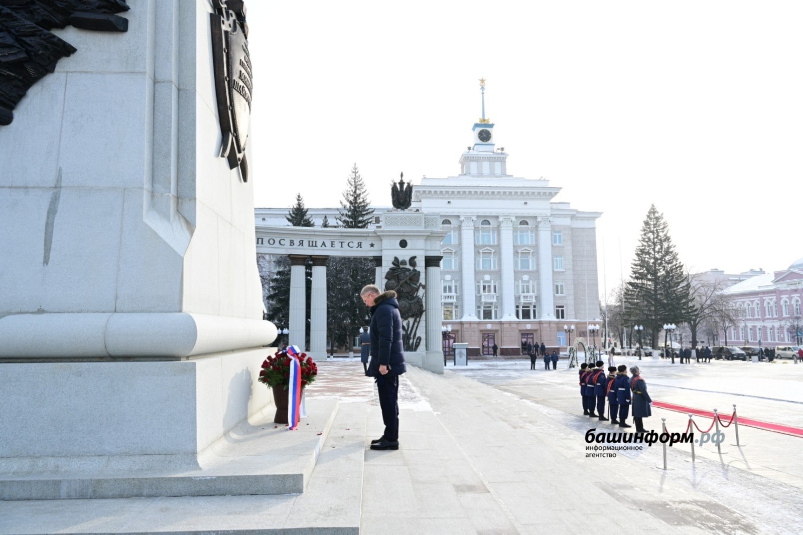 Глава Башкирии возложил цветы к памятнику Героя России Минигали Шаймуратова