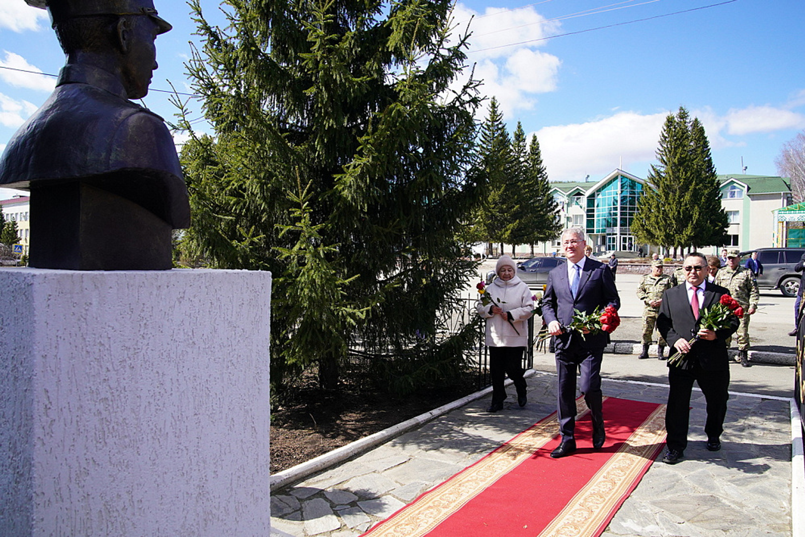 Глава Башкирии возложил цветы к бюсту Героя России Тамерлана Ильгамова