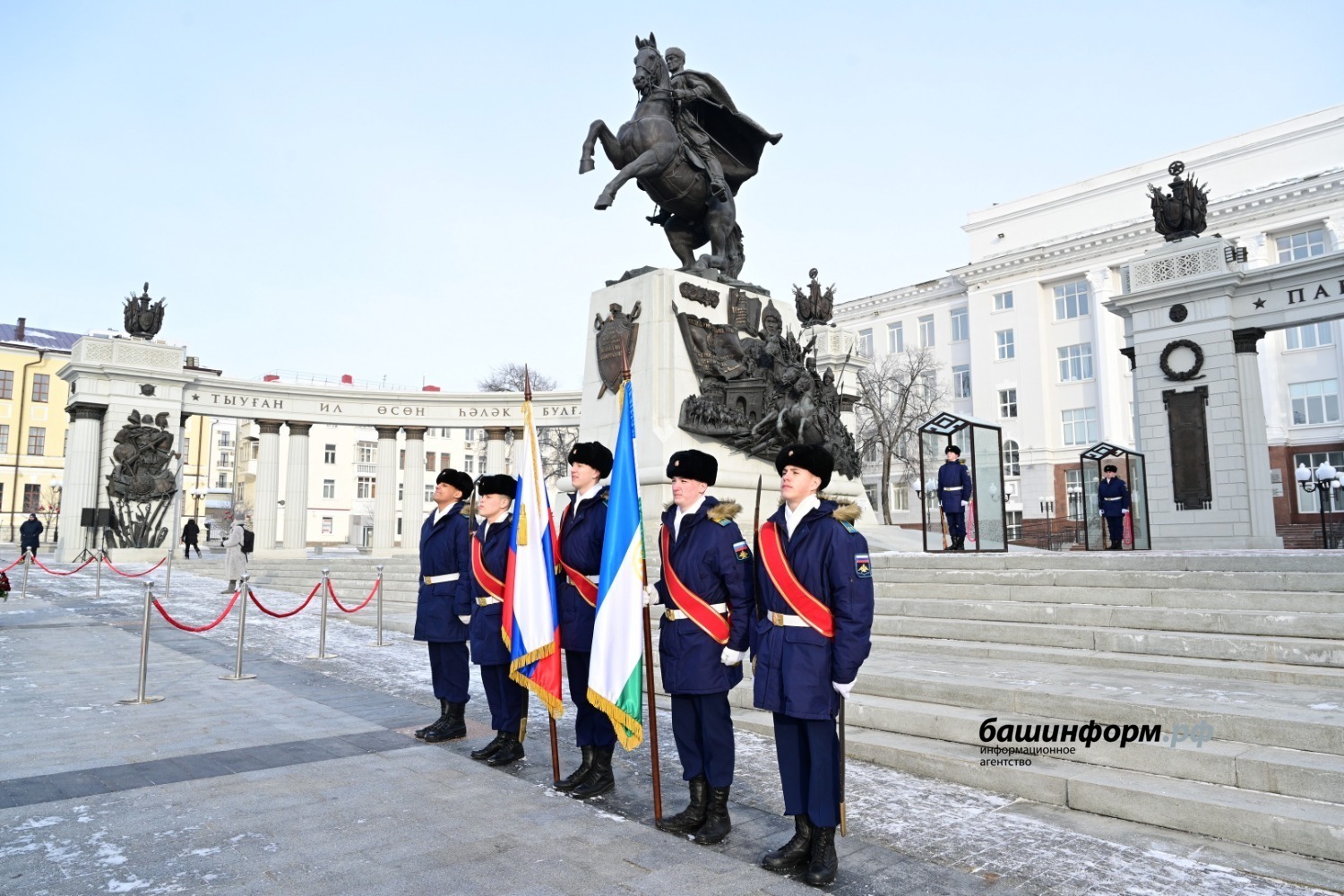 Глава Башкирии возложил цветы к памятнику Героя России Минигали Шаймуратова