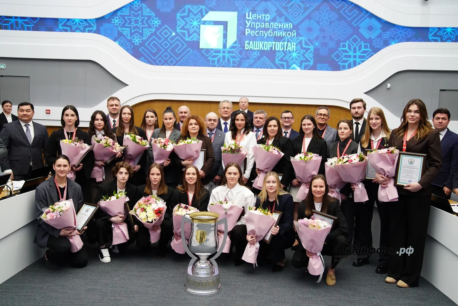 Радий Хабиров вручил госнаграды хоккеисткам «Агидели» за победу в Кубке ЖХЛ