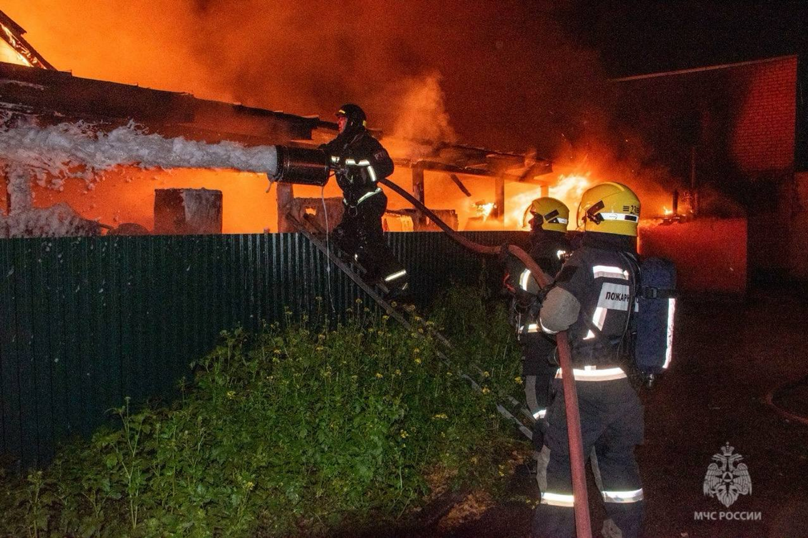 Огонь уничтожил дом и семь машин в Салавате